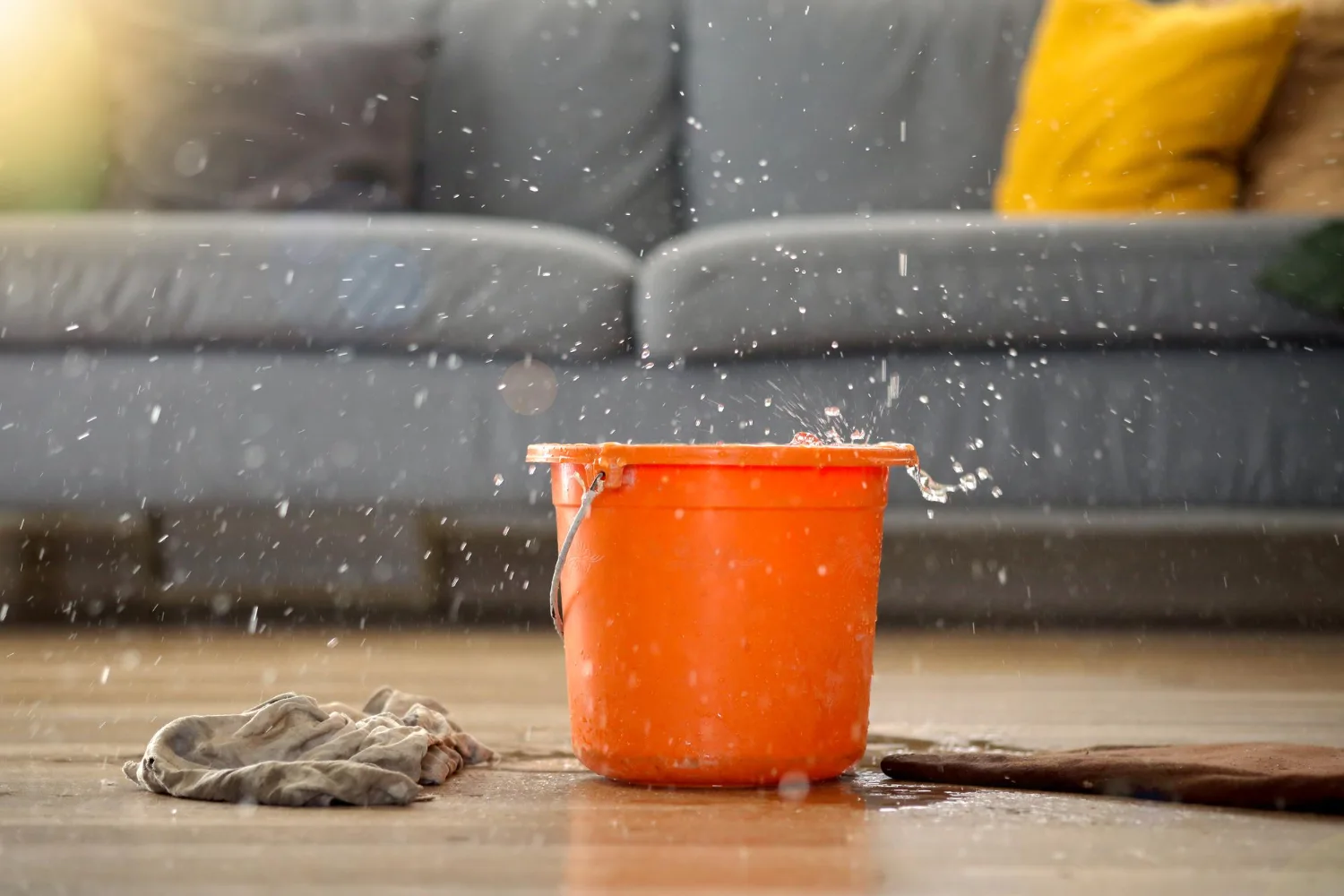 Techo de tejas con daños visibles, una de las principales causas de las goteras y filtraciones en Uruguay.